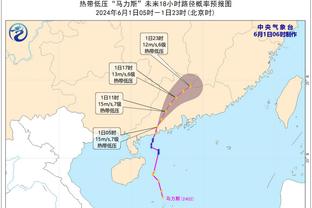 克瓦拉茨赫利亚不满被换下，指着自己胸口向主帅加西亚表示质疑